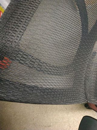 Sillón giratorio marrón y negro.