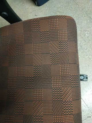 Sillón giratorio marrón y negro.