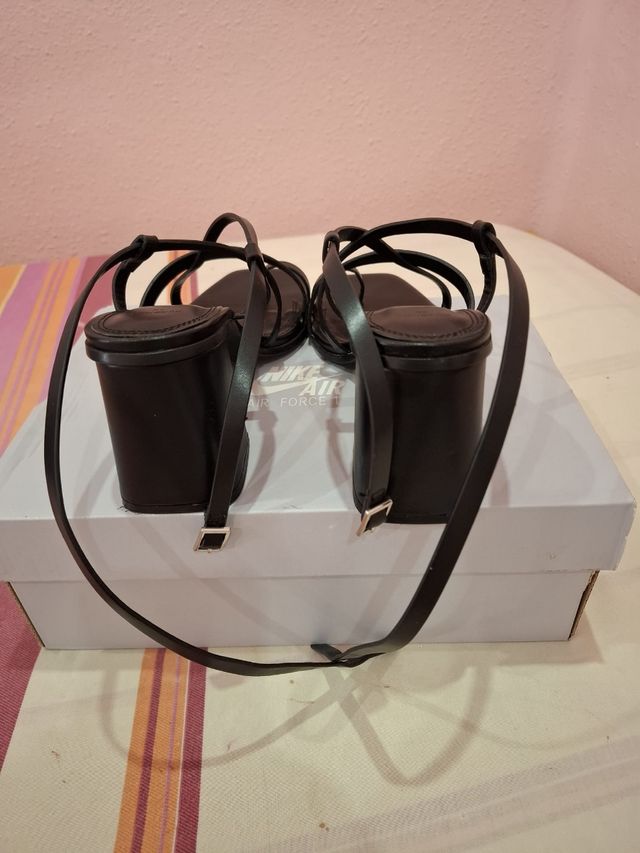Sandalias tacón negras Bershka -talla 39