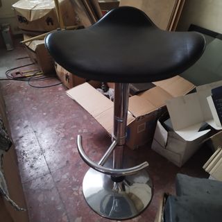 Taburete alto moderno negro y cromado