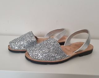 Abarca  glitter plata nº35. 