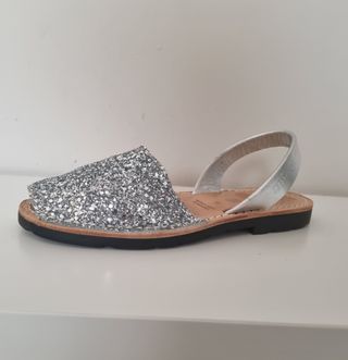Abarca  glitter plata nº35. 