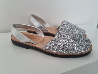 Abarca  glitter plata nº35. 