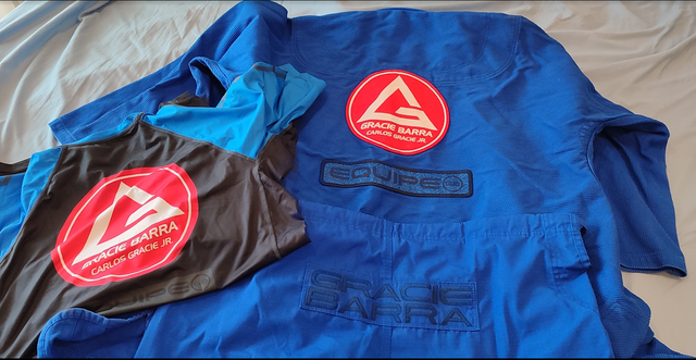 Kimono GI + rashguard Gracie Barra (A4)