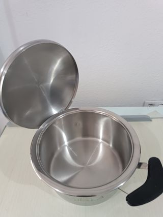 Olla  AMC diámetro 23,5cm. Alta 11,5 cm. Pulida.