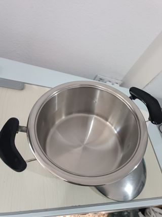 Olla  AMC diámetro 23,5cm. Alta 11,5 cm. Pulida.