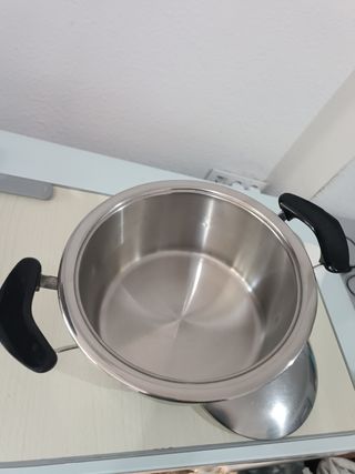 Olla  AMC diámetro 23,5cm. Alta 11,5 cm. Pulida.