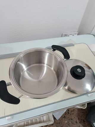 Olla  AMC diámetro 23,5cm. Alta 11,5 cm. Pulida.