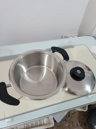 Olla  AMC diámetro 23,5cm. Alta 11,5 cm. Pulida.