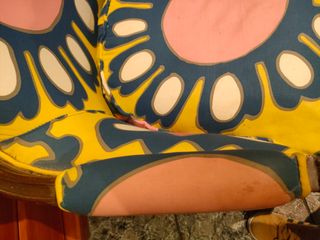 Sillón antiguo con pan de oro tapizado