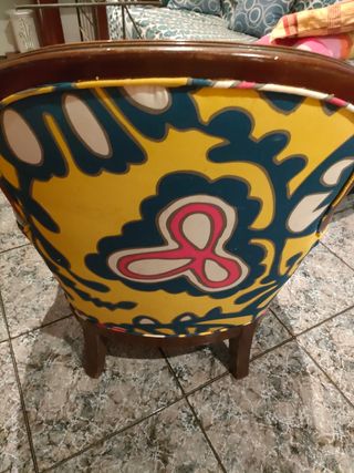 Sillón antiguo con pan de oro tapizado