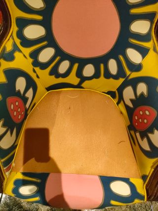 Sillón antiguo con pan de oro tapizado