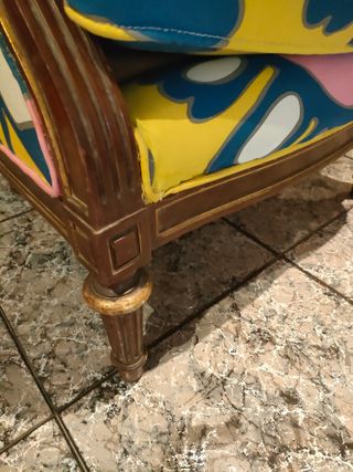 Sillón antiguo con pan de oro tapizado