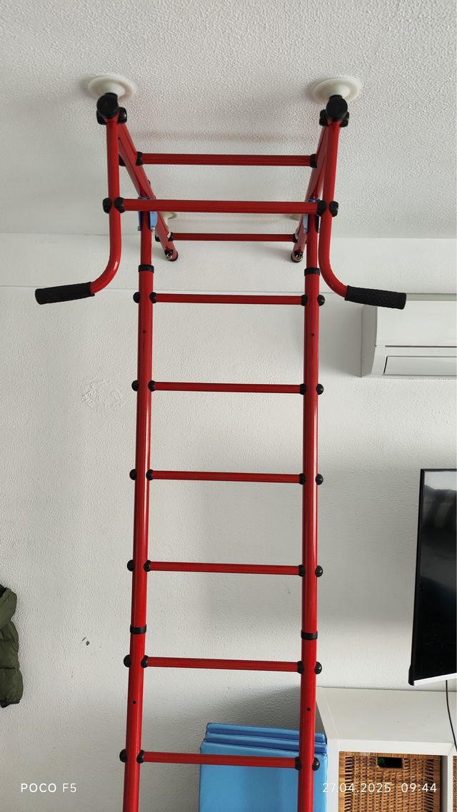 Escalera de pared infantil roja