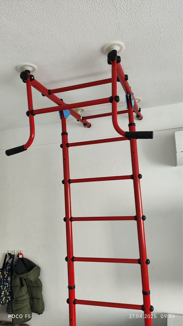 Escalera de pared infantil roja