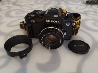 Cámara Nikon FA. Objetivo 50 mm f/ 18 y accesorios