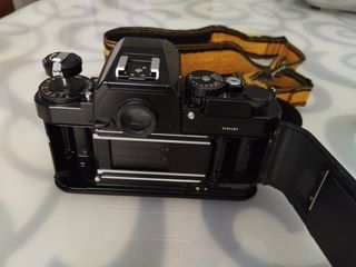 Cámara Nikon FA. Objetivo 50 mm f/ 18 y accesorios