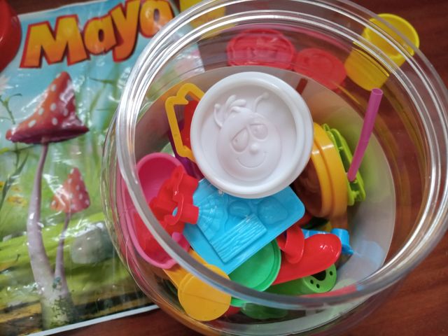 Plasticubo. Plastilinas,moldes.AbejaMaya