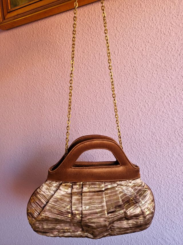 Zapatos de fiesta con bolso a juego.