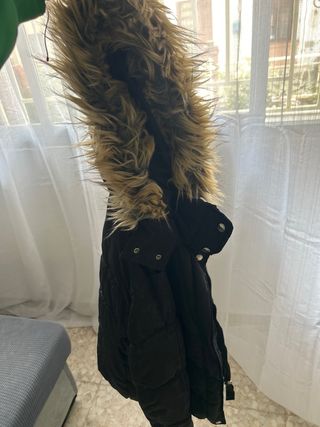Chaquetón negro con capucha