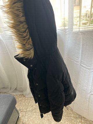 Chaquetón negro con capucha