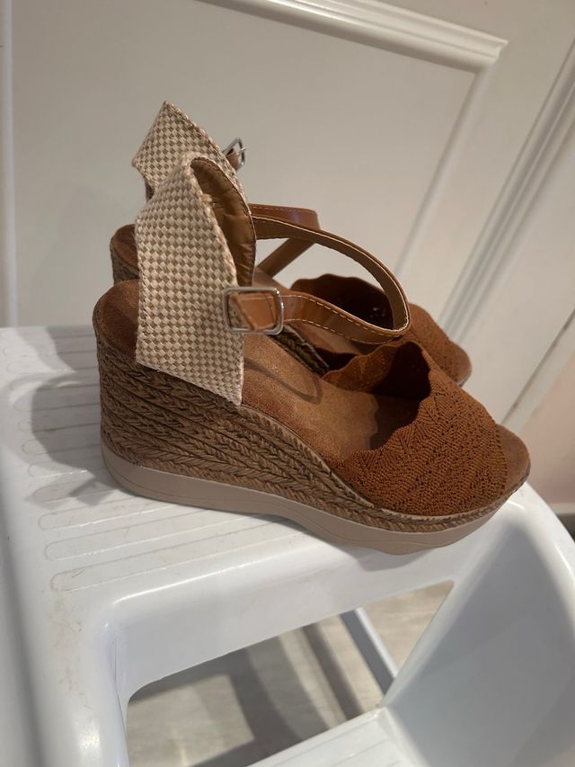 Sandali con zeppa marroni - No. 38