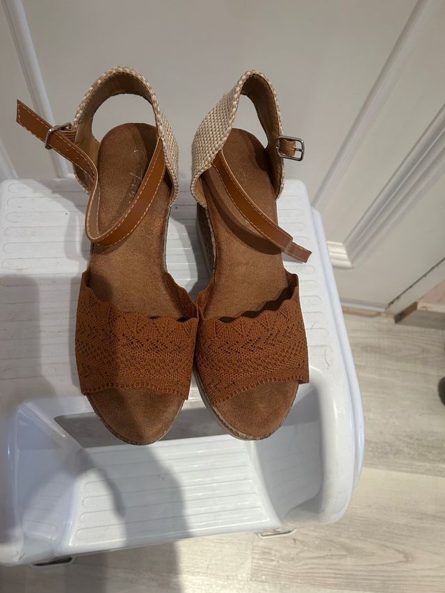 Sandali con zeppa marroni - No. 38