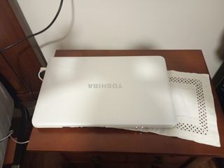 Portátil Toshiba blanco ssd
