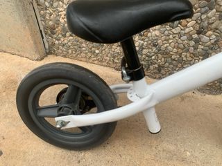 Bici infantil sin pedales y con freno trasero