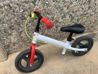 Bici infantil sin pedales y con freno trasero