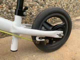 Bici infantil sin pedales y con freno trasero