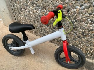 Bici infantil sin pedales y con freno trasero