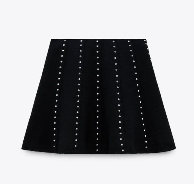 FALDA VUELO TACHUELAS ZARA. TALLA M.