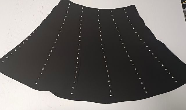 FALDA VUELO TACHUELAS ZARA. TALLA M.