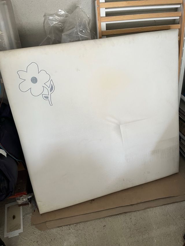 Cabezero y somier 105 esta un poco sucio de polvo