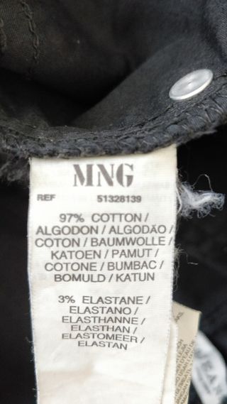 Vaqueros Mango negros efecto piel, talla 38
