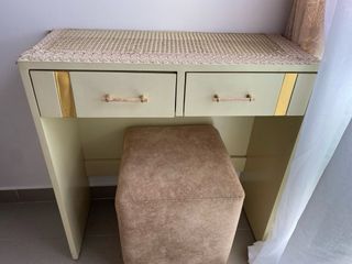 Cómoda y mesitas de noche beige y dorada