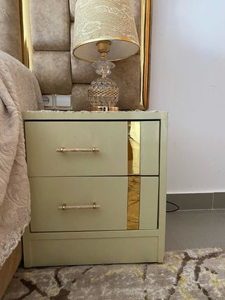 Cómoda y mesitas de noche beige y dorada