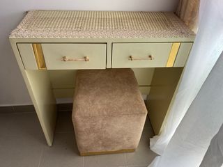 Cómoda y mesitas de noche beige y dorada