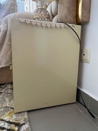 Cómoda y mesitas de noche beige y dorada