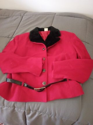 Chaqueta roja con cuello negro