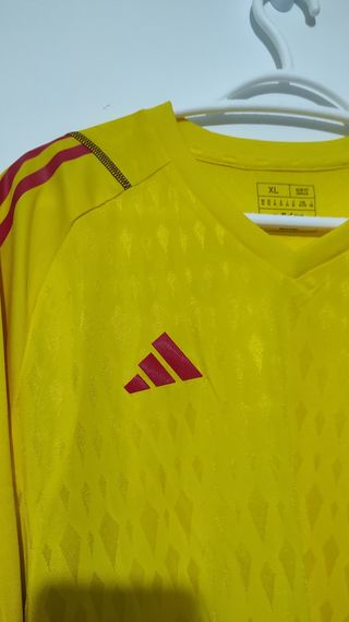 Camiseta sport Adidas, tres franjas. Futbol style