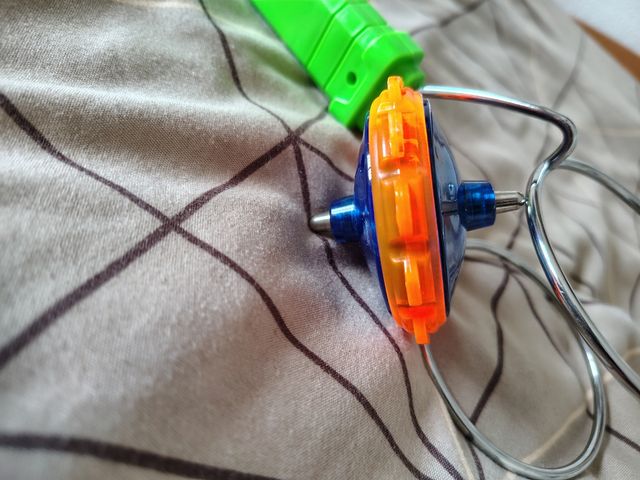 Peonza giratoria de metal