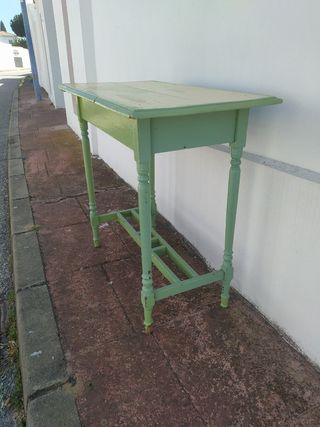 Muy antigua y curiosa mesita de madera