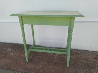 Muy antigua y curiosa mesita de madera