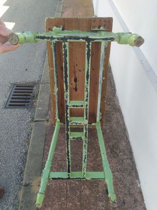 Muy antigua y curiosa mesita de madera