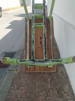 Muy antigua y curiosa mesita de madera