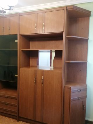 Mueble con cama plegable y vitrina
