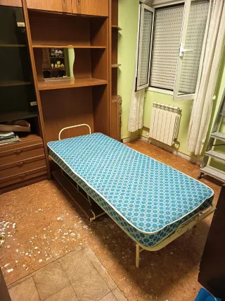 Mueble con cama plegable y vitrina
