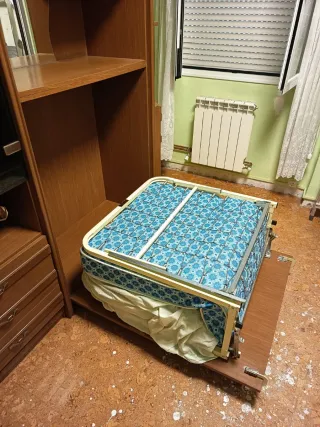Mueble con cama plegable y vitrina
